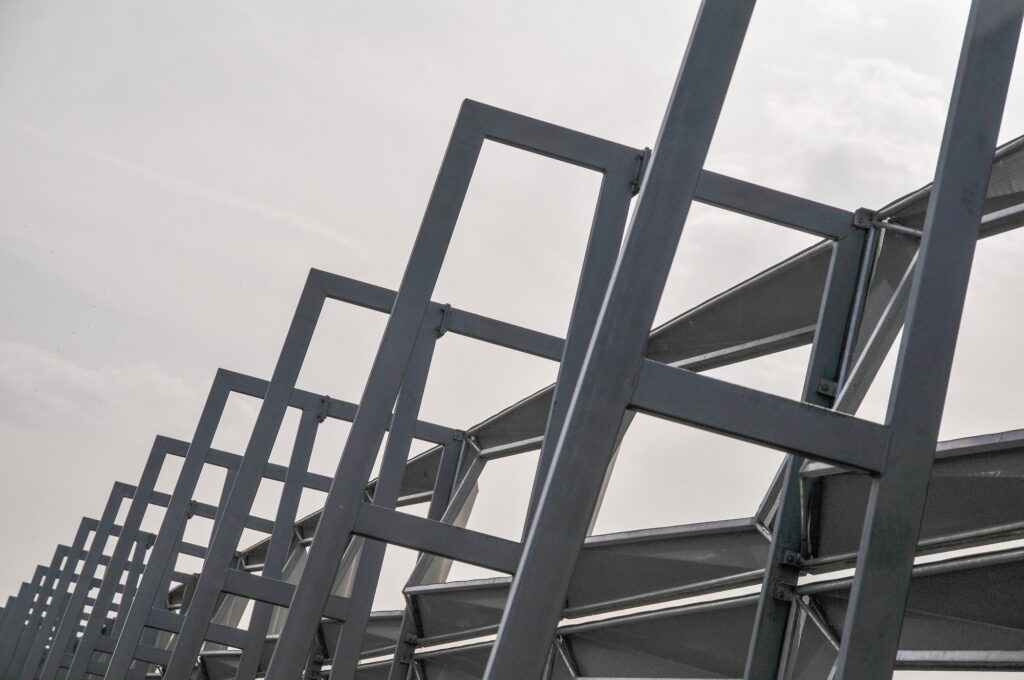 Structure of steel roof frame for building construction